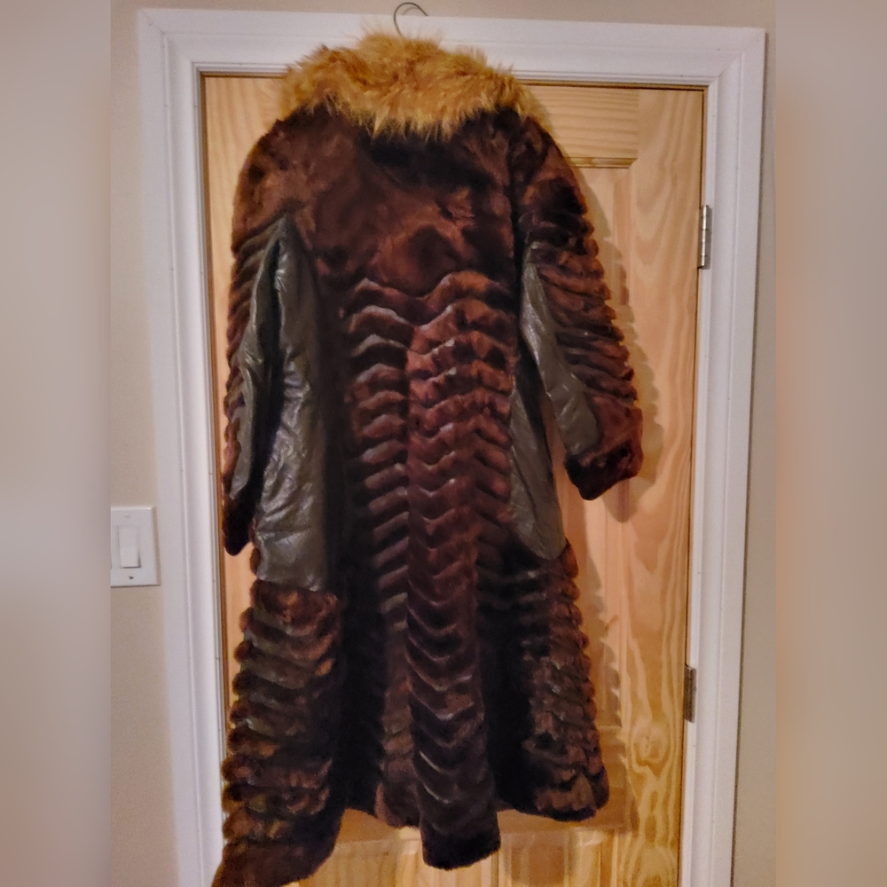 GENUINE MOUTON FUR AND LEATHER COAT WITH RED FOX COLLAR - Picture 3 of 6